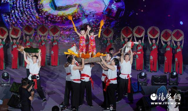 华阴老腔助阵宁陕“村光大道” “皇冠镇之夜”精彩上演